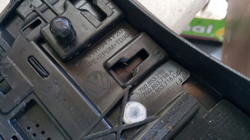 Listwa błotnika prawy przód VW TOUAREG 3 760853718A demontaż