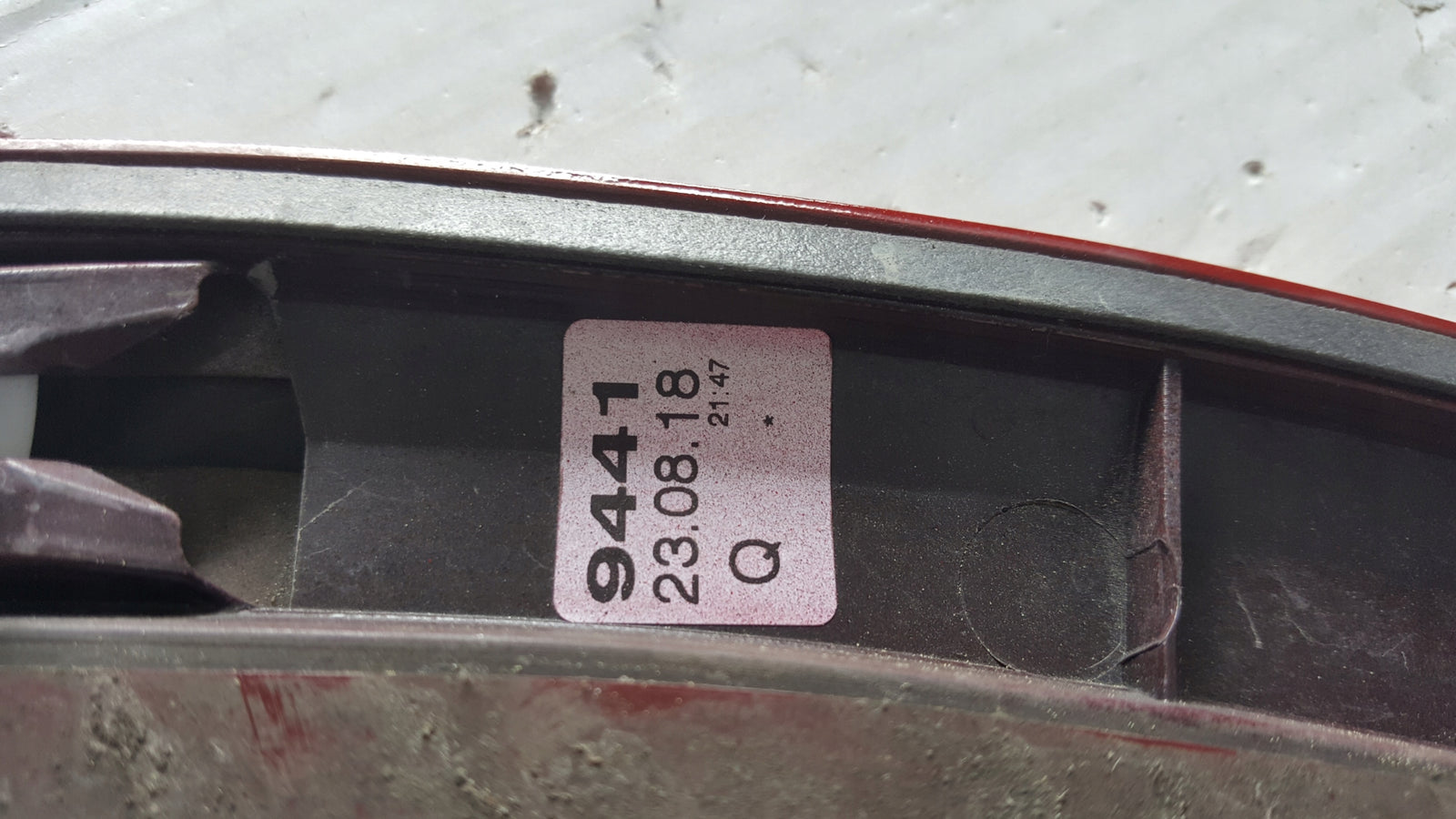 Listwa błotnika lewy przód AUDI Q2 81A853717A demontaż