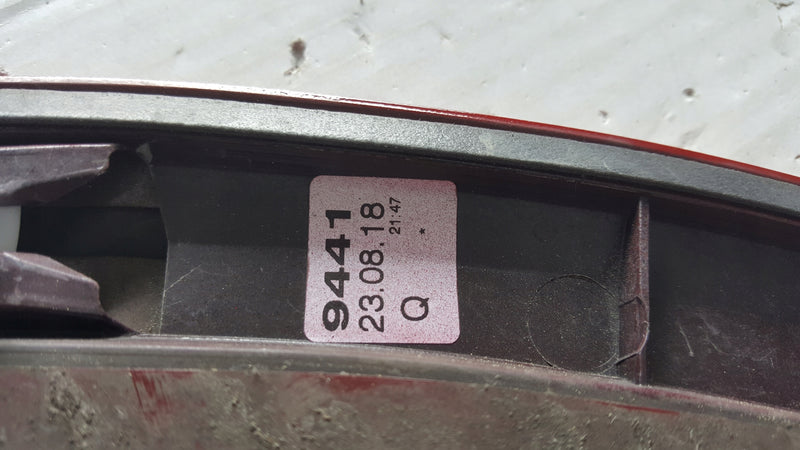 Listwa błotnika lewy przód AUDI Q2 81A853717A demontaż