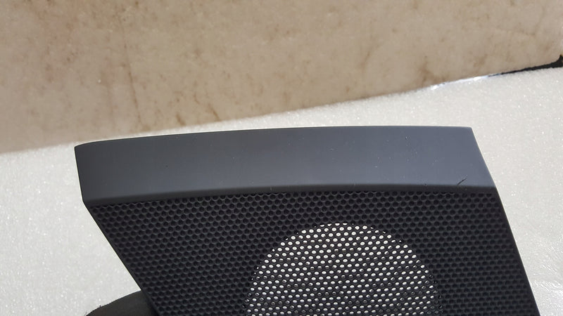 Maskownica osłona głośnika prawa strona AUDI A3 8Y1857228 demontaż