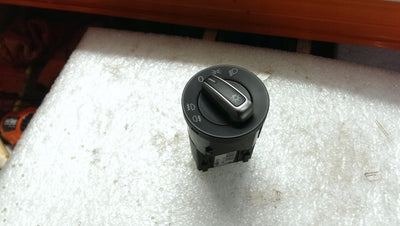 Włącznik świateł VW SEAT SKODA 1S0941531C demontaż
