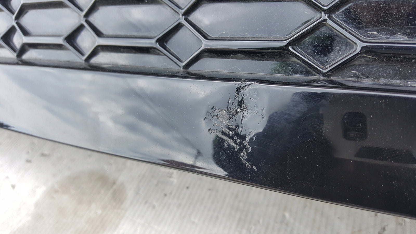 Dokładka dyfuzor spoiler zderzaka tylnego AUDI RS5 8W6807521AL demontaż