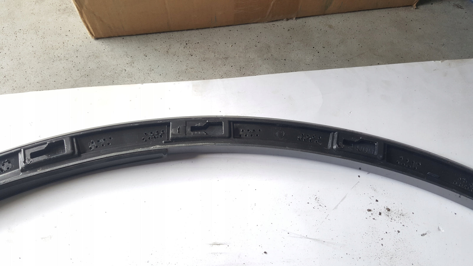 Listwa błotnika prawy przód VW TOUAREG 3 760853718A demontaż