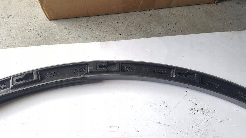 Listwa błotnika prawy przód VW TOUAREG 3 760853718A demontaż