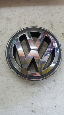 VOLKSWAGEN PASSAT B6 GOLF V 5 EMBLEMAT ZNACZEK LOGO GRILLA 1K5853600