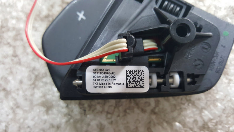 PRZEŁĄCZNIKI PRZYCISKI ŁOPATKI KIEROWNICY SKODA OCTAVIA IV 5E3951523