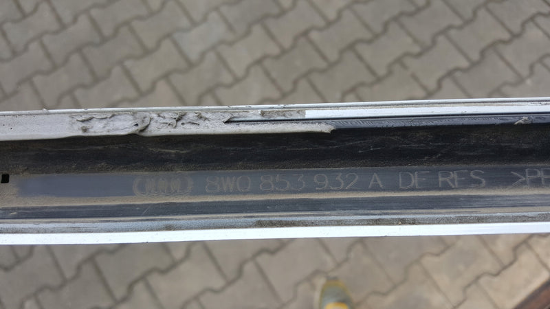 Listwa progowa prawa strona AUDI A4 (B9) 8W0853932A demontaż