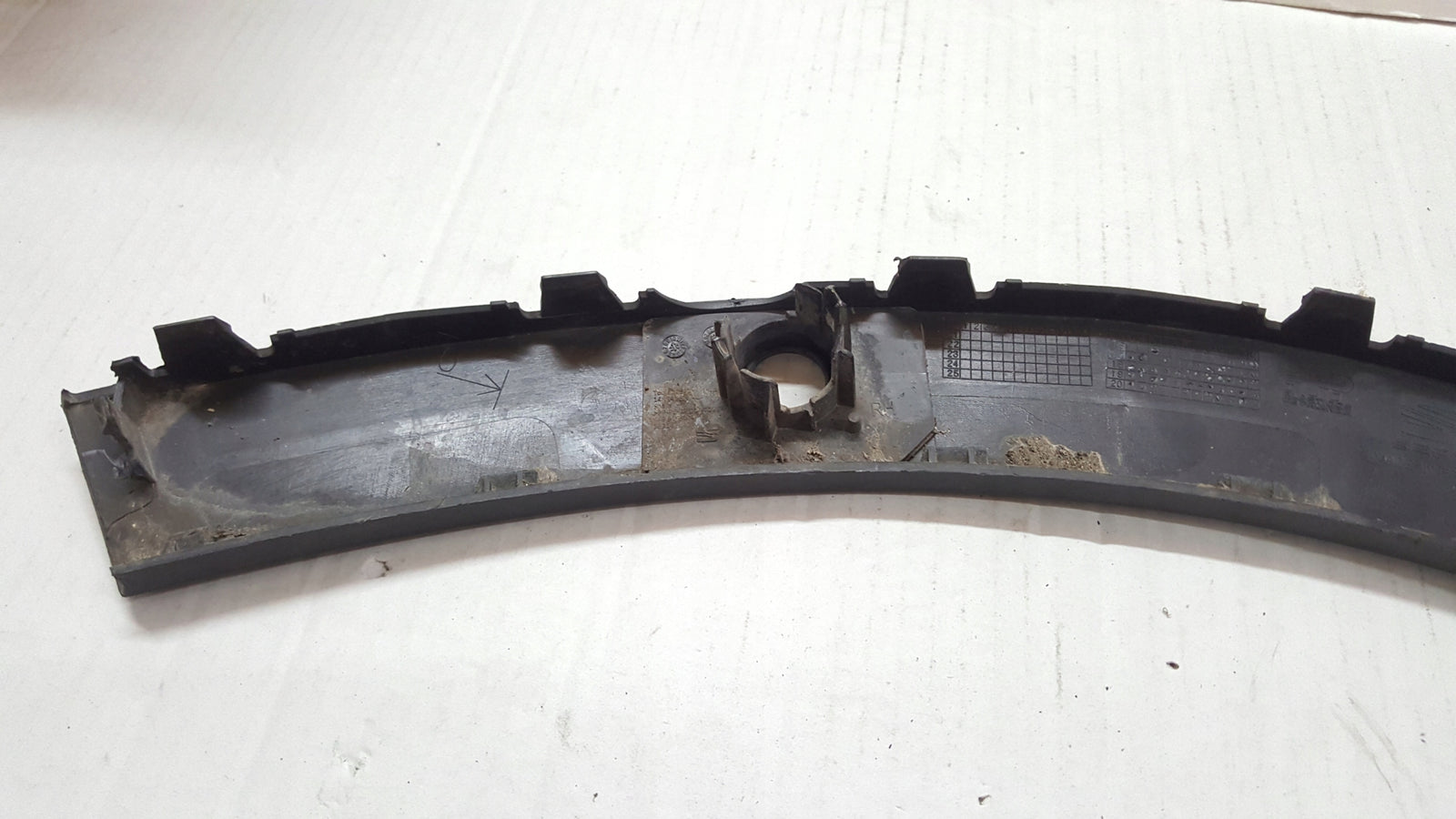 Listwa błotnika prawy przód SEAT ARONA 6F9854828 demontaż