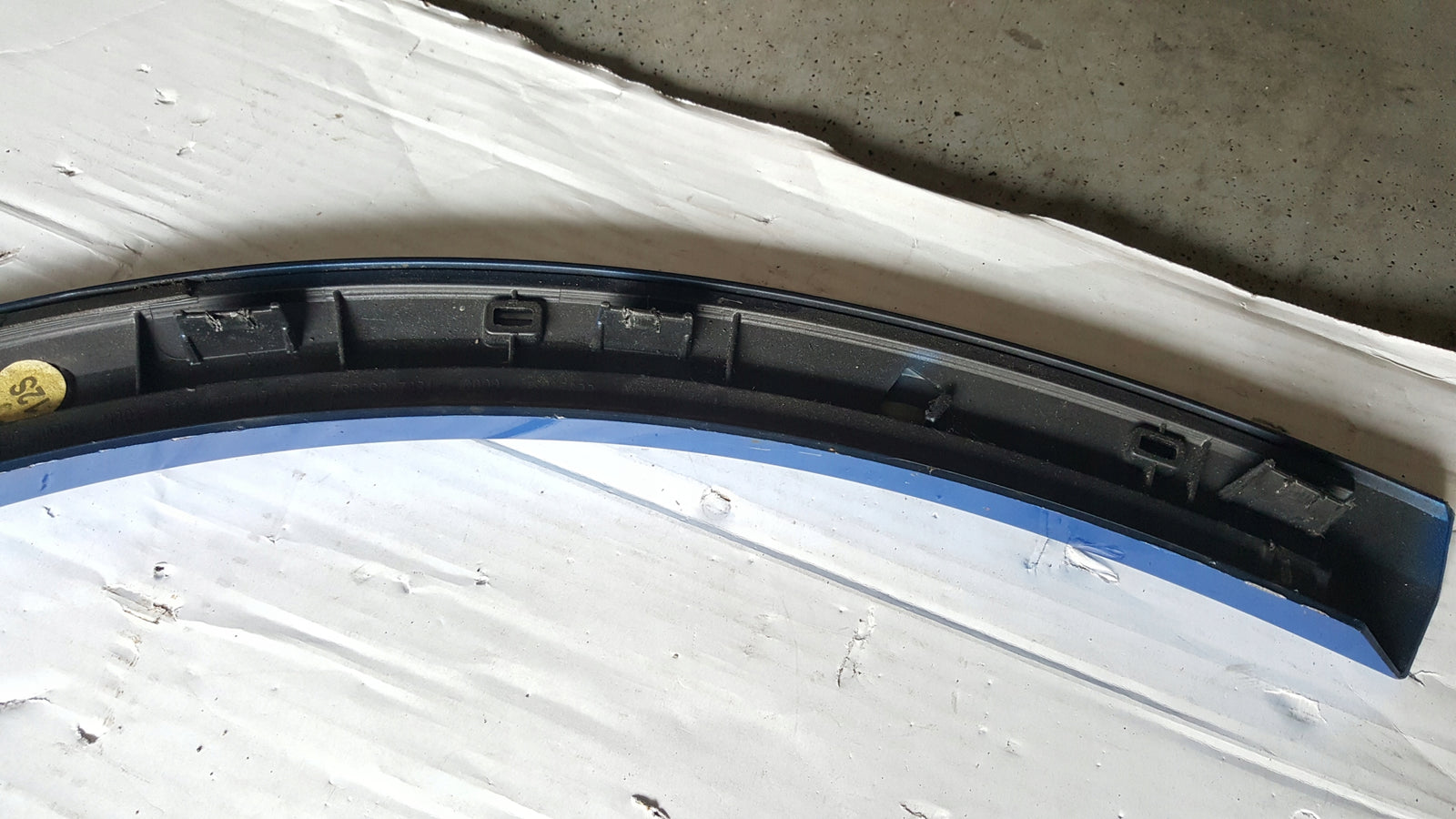Listwa błotnika lewy przód AUDI Q2 81A853717A