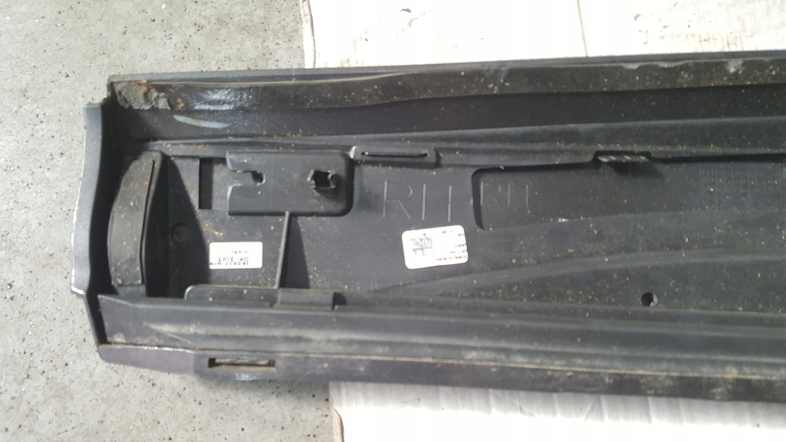 Listwa drzwi prawy przód SEAT CUPRA FORMENTOR 5FF854940B demontaż