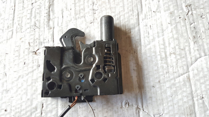 Zamek maski VW T-ROC GOLF VIII CADDY 2GA823509 demontaż