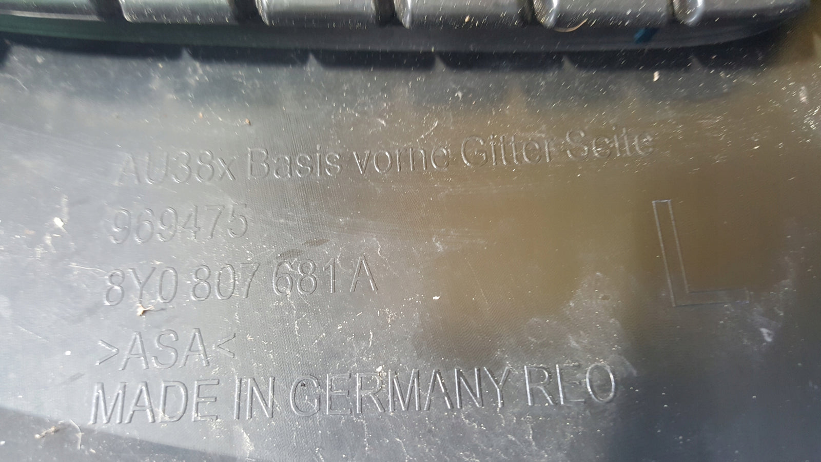 Kratka zderzaka przedniego lewa strona AUDI A3 8Y0807681A demontaż
