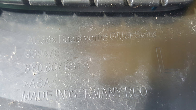 Kratka zderzaka przedniego lewa strona AUDI A3 8Y0807681A demontaż