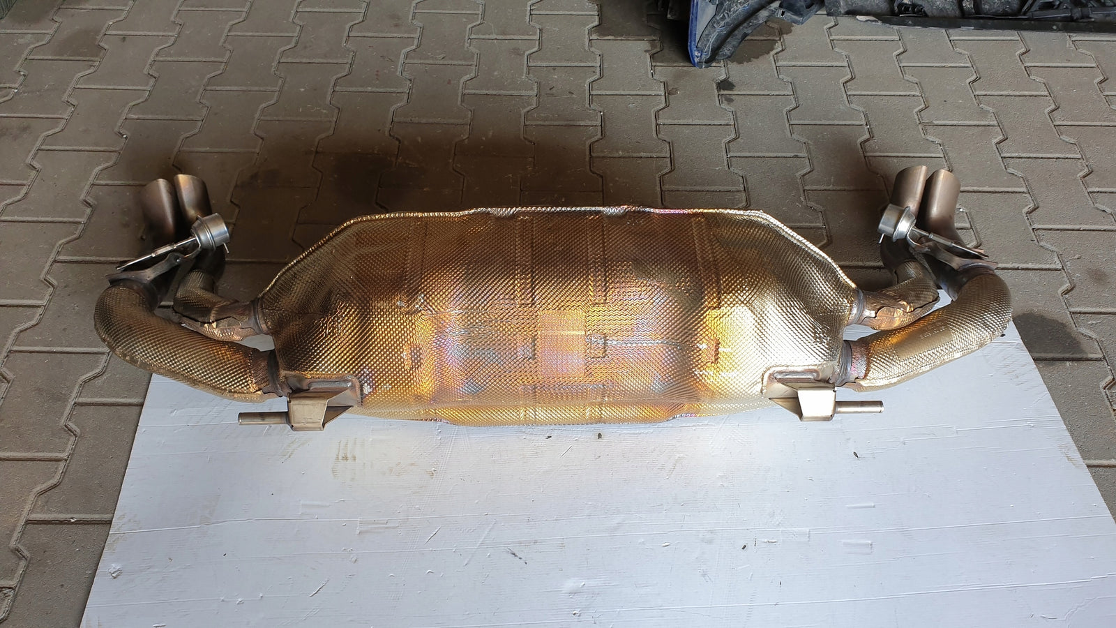 AKTYWNY tłumik KOŃCOWY Audi R8 4S0251609B IDEAŁ!!