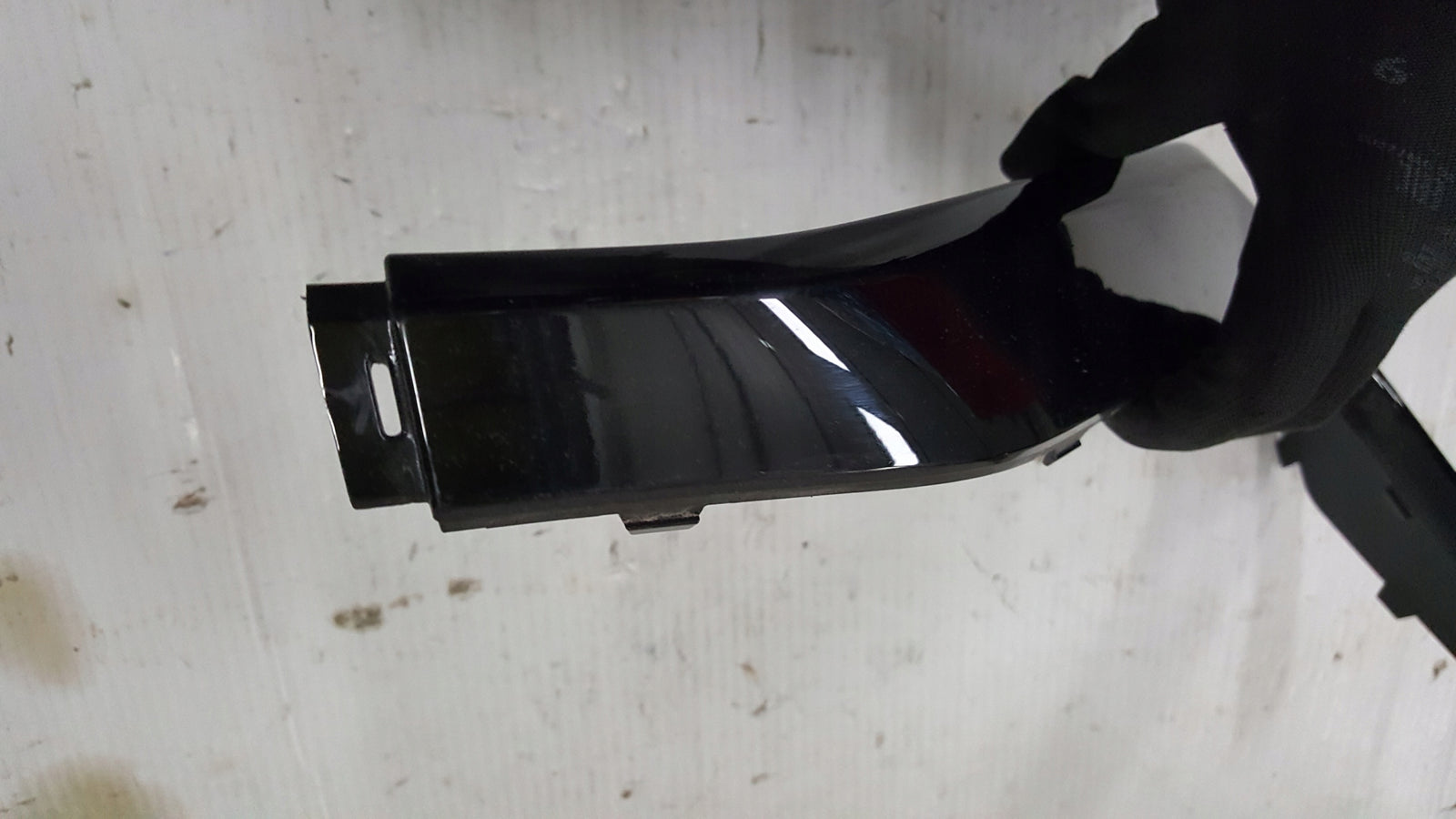 Listwa zderzaka tylnego lewa strona AUDI Q3 83F807967 demontaż