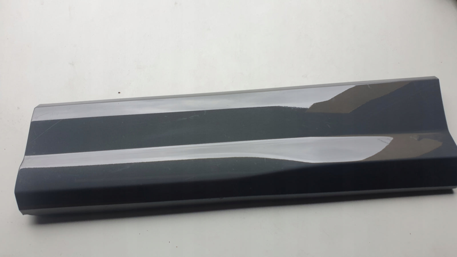 Listwa drzwi lewy tył AUDI Q2 81A853969B