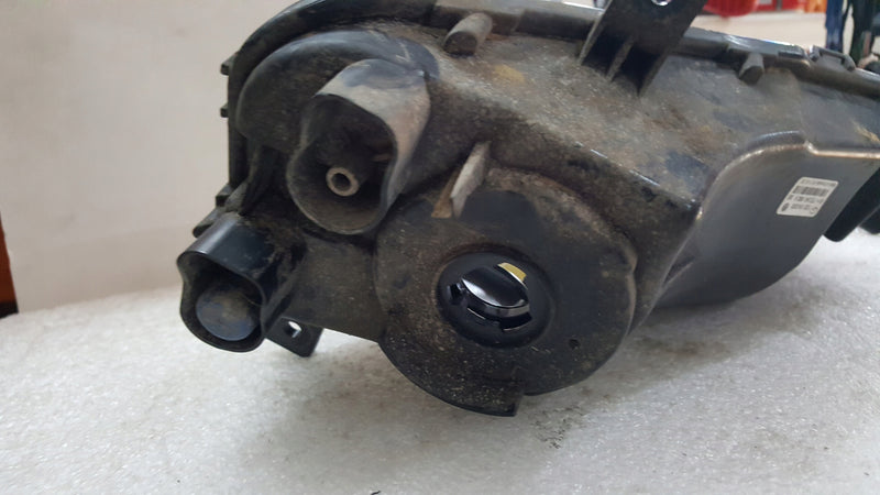 Prawy halogen VW T6 7E0941662A demontaż
