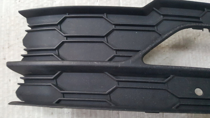 Kratka zderzaka przedniego lewa strona SKODA OCTAVIA IV 5E3807681A