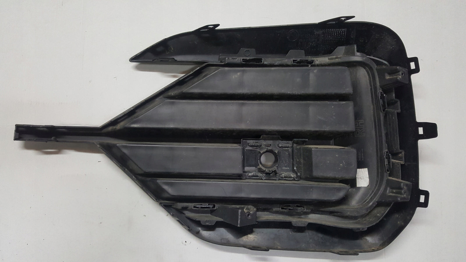 Kratka zderzaka prawy przód VW TOUAREG III 760853666F 760853664A demontaż