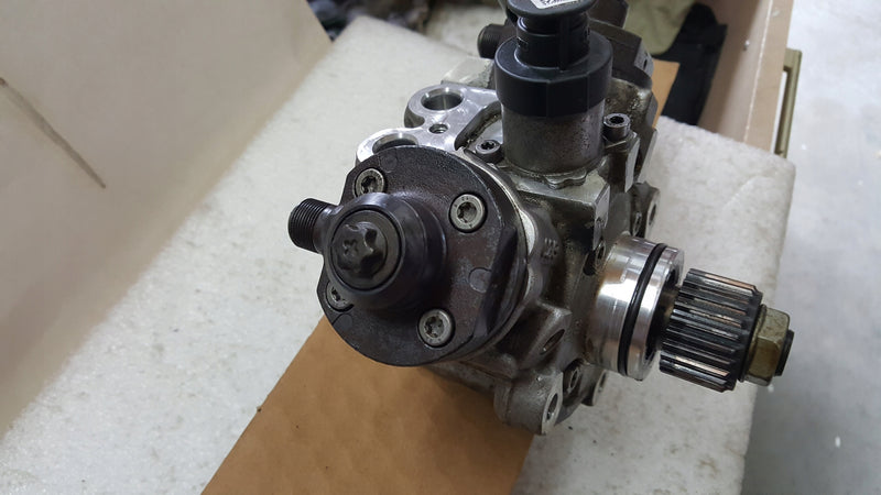 Pompa wtryskowa 3.0 TDI --VW AUDI 059130755DB demontaż