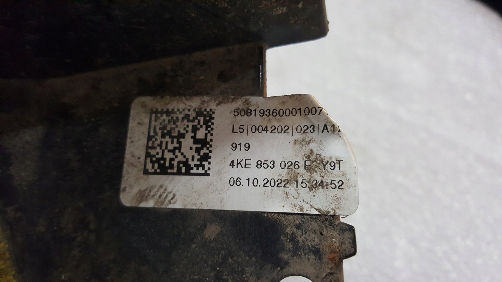 Listwa błotnika przedniego prawa strona AUDI E-TRON 4KE853718A demontaż