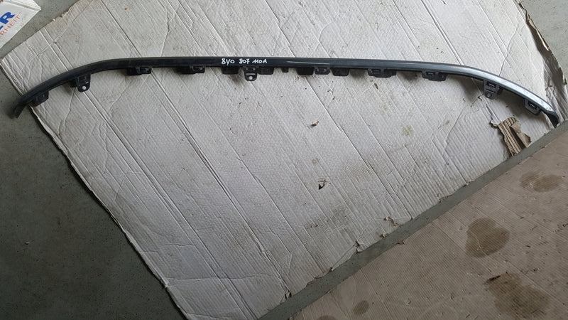 Listwa zderzaka przedniego AUDI A3 8Y0807110A demontaż