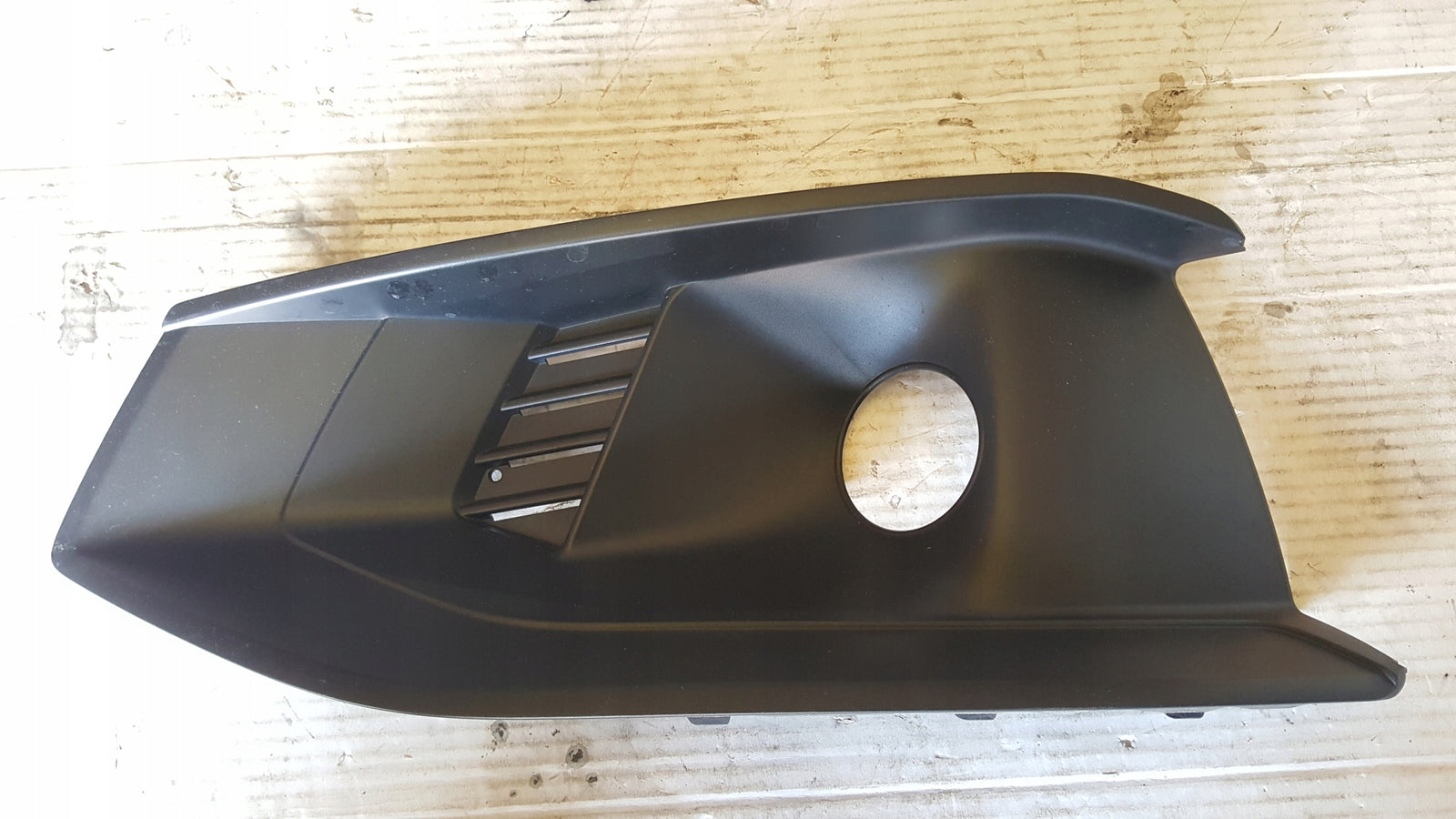 Kratka zderzaka lewa AUDI A4 B9 lift 8W0807681AJ