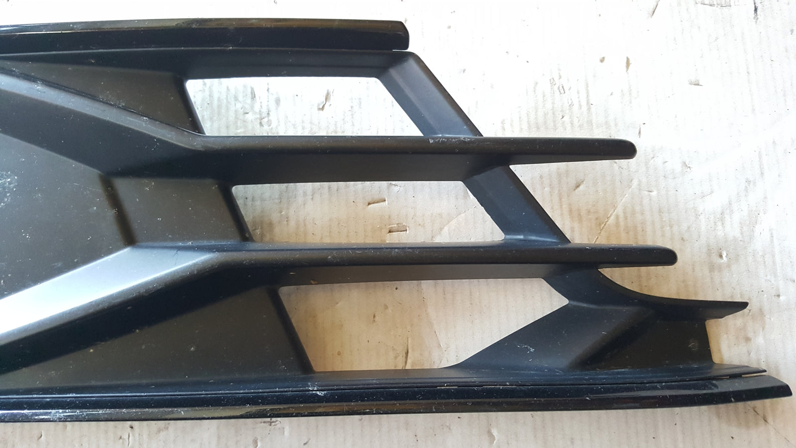 Kratka zderzaka prawy przód AUDI A6 C7 4G0807682AE