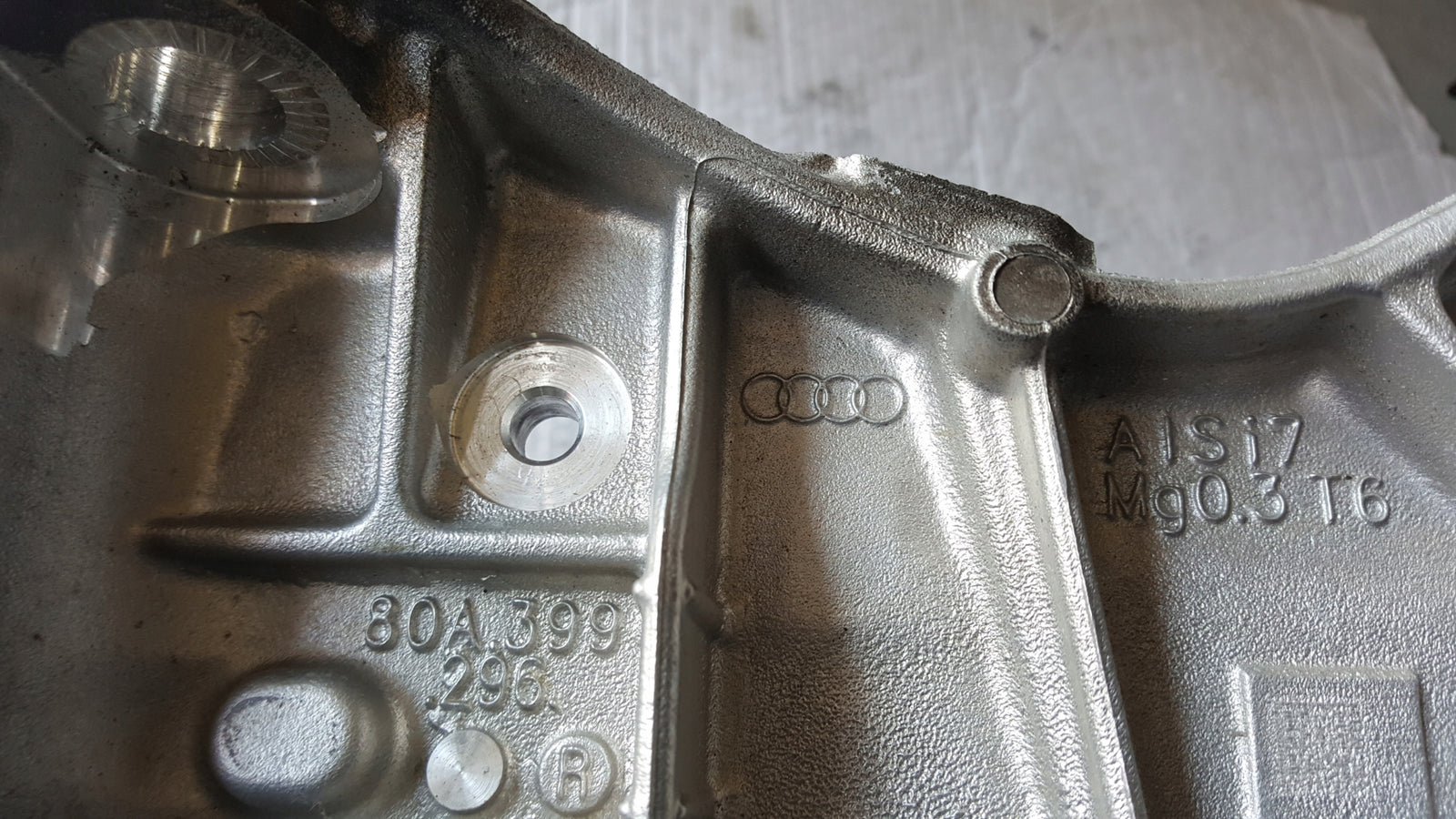 Łapa silnika AUDI Q5 80A399296R demontaż