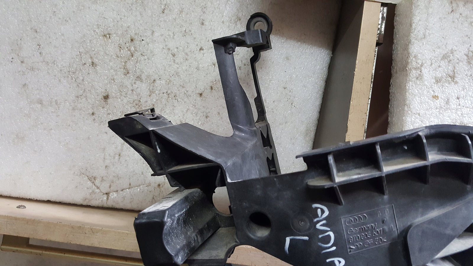 Uchwyt reflektora lewy Audi A5 S5 RS5 8T Lift 8T0805607D