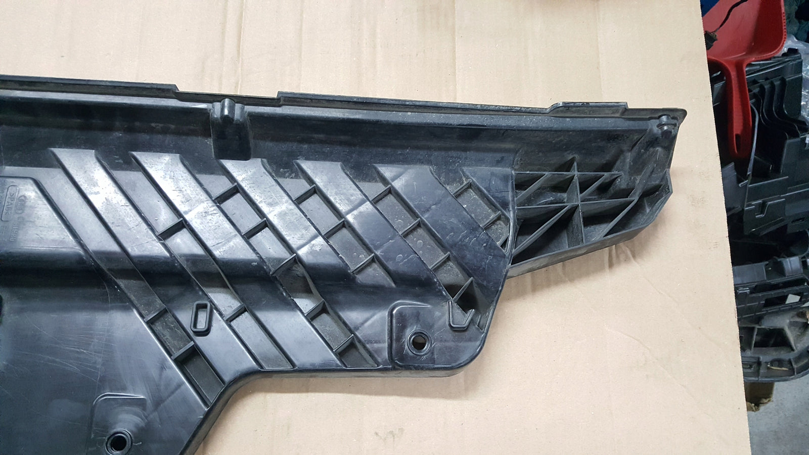 AUDI Q7 4M ŚLIZG ZDERZAKA ŚRODKOWY TYŁ TYLNY MOCOWANIE UCHWYT 4M0807329