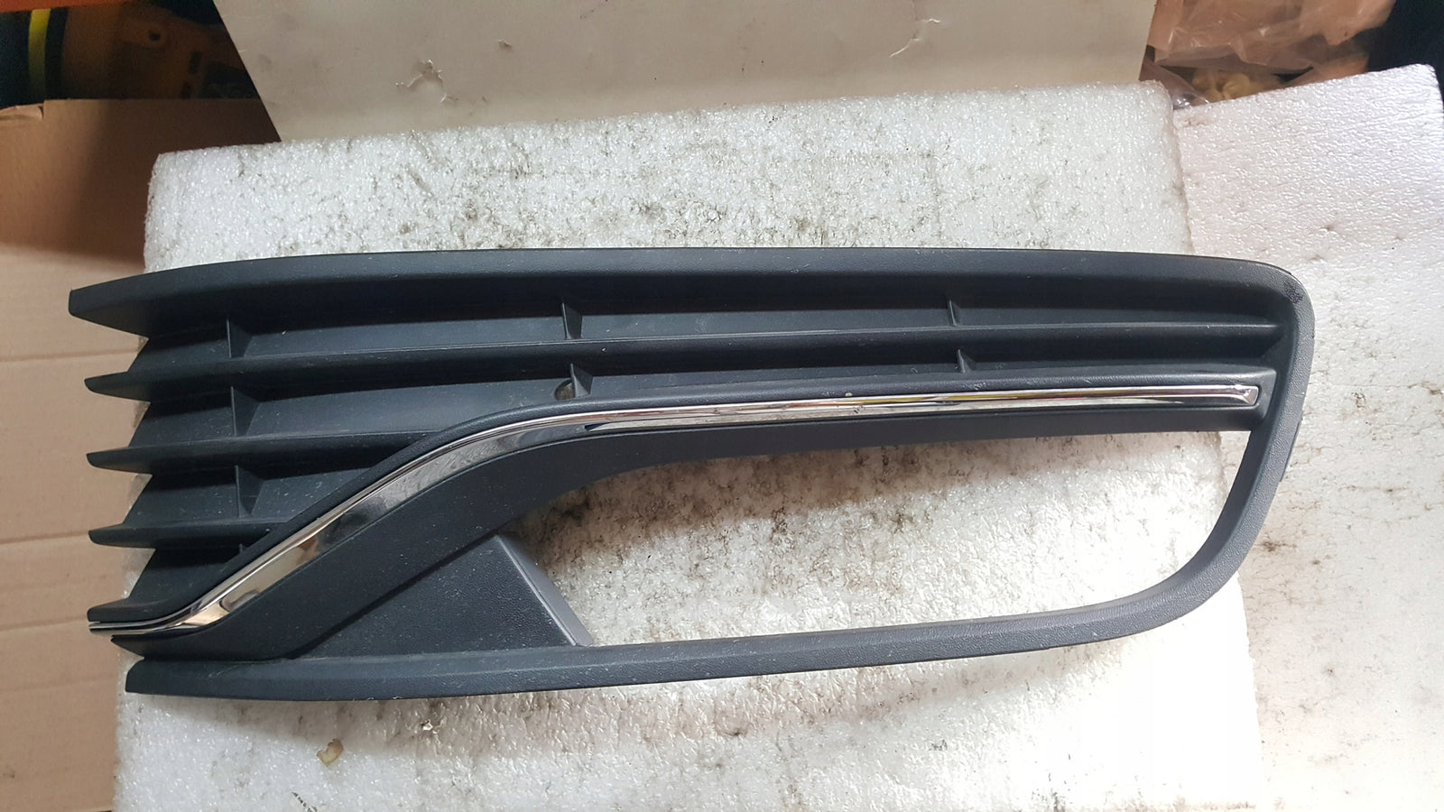 VW POLO V 6C 6R LIFT KRATKA PRAWA ZDERZAKA PRZÓD 6C0853666K