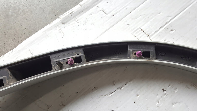 Listwa błotnika prawy tył VW TOUAREG 3 760853818C