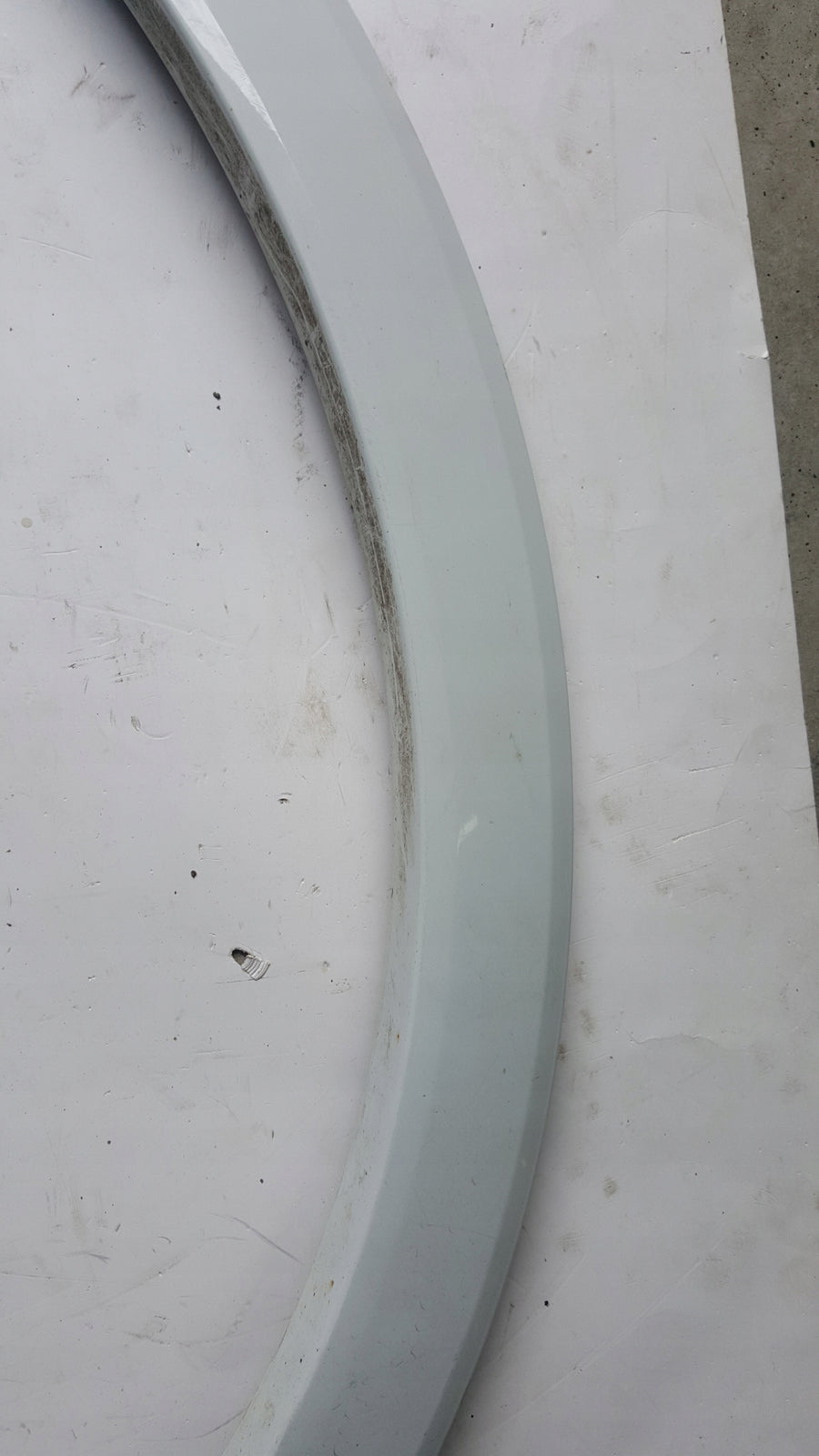 Listwa błotnika prawy tył AUDI Q3 83A853818B demontaż