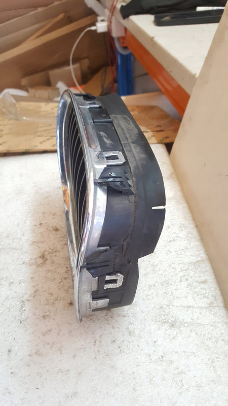 BMW E39 NERKA GRILL ATRAPA PRAWA 8159312