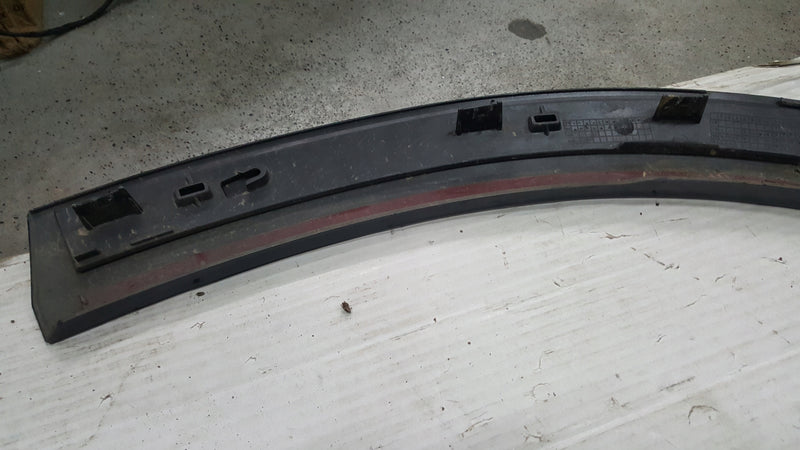 Listwa błotnika przedniego prawa strona AUDI E-TRON 4KE853718A demontaż