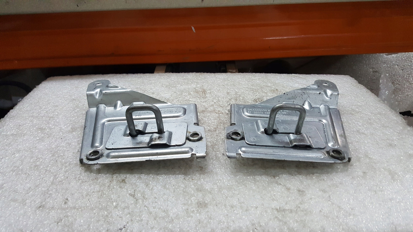 Lewy + prawy rygiel maski VW TIGUAN 5NA868449B 5NA868450B demontaż