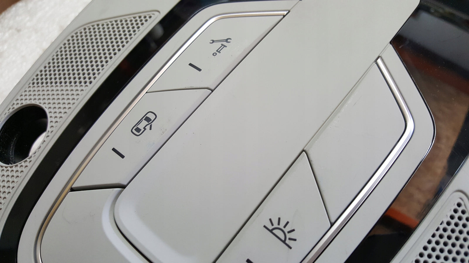 Lampka podsufitki AUDI 4K0947135AE demontaż