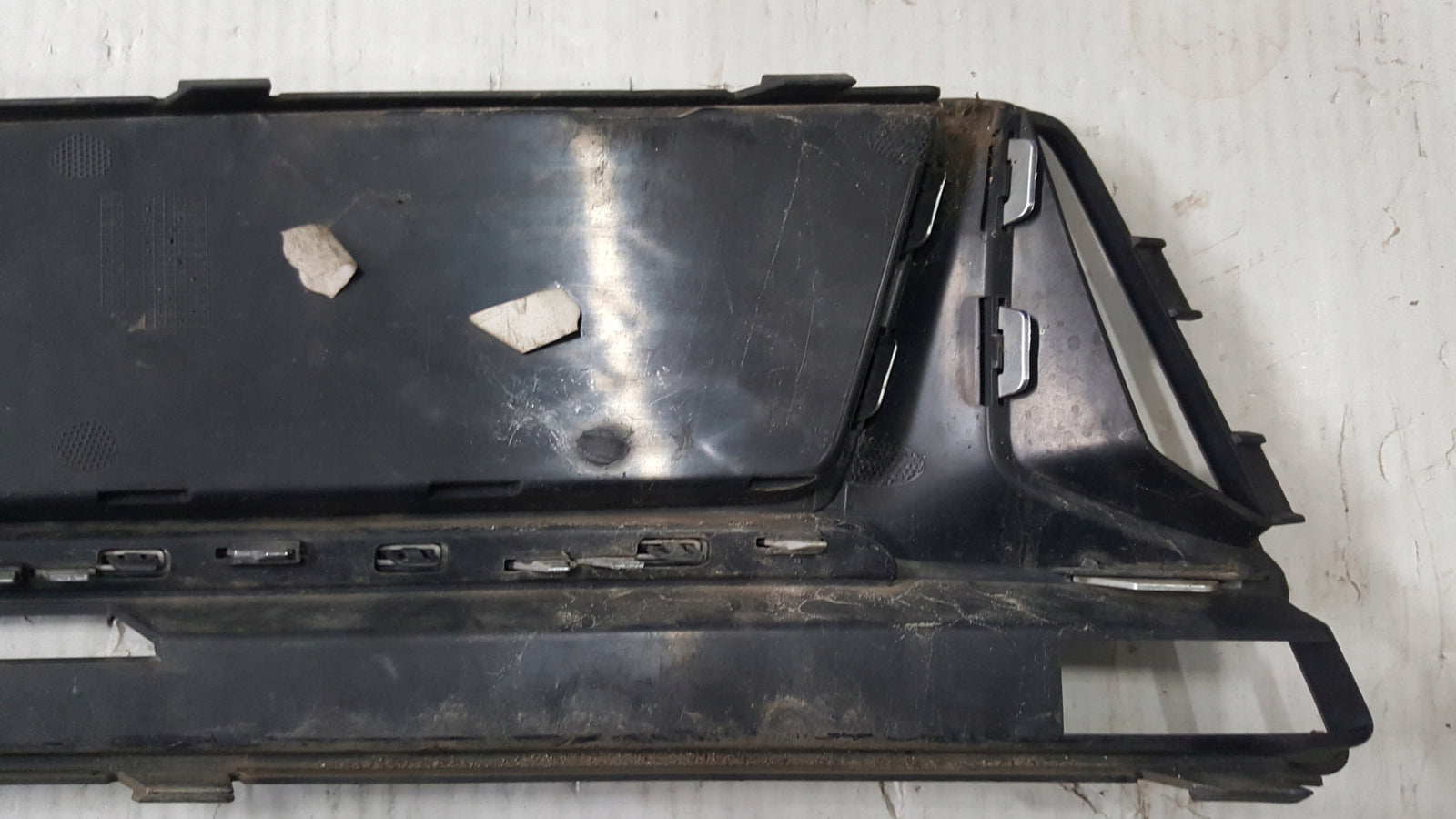 Kratka zderzaka prawy przód AUDI A4 S4 B9 8W0807682K demontaż
