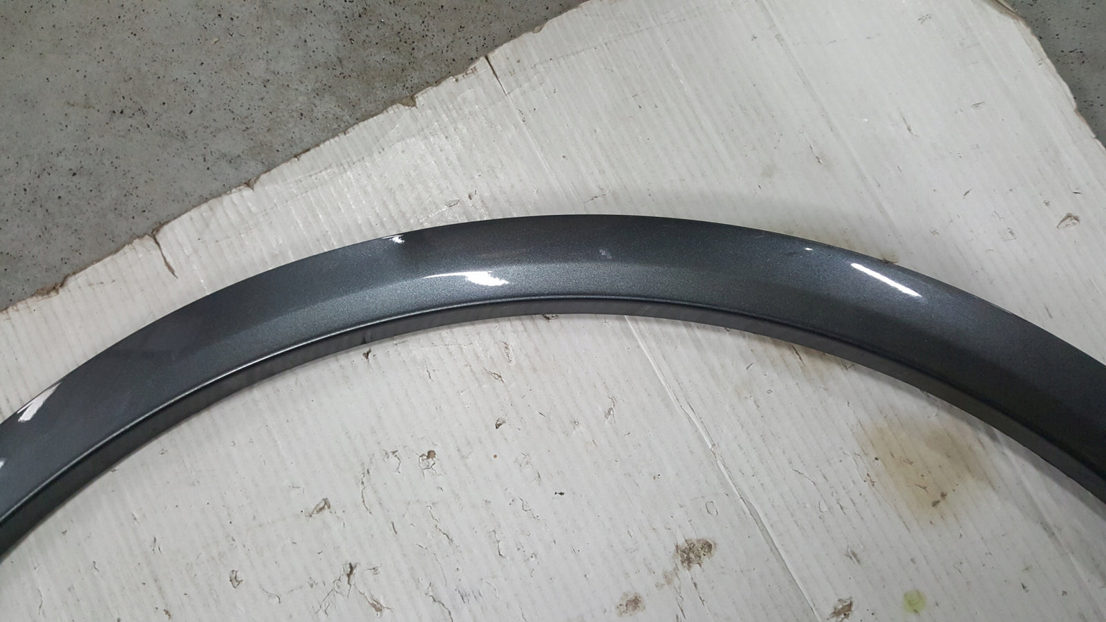 Listwa błotnika prawy tył AUDI Q5 80A853818B demontaż