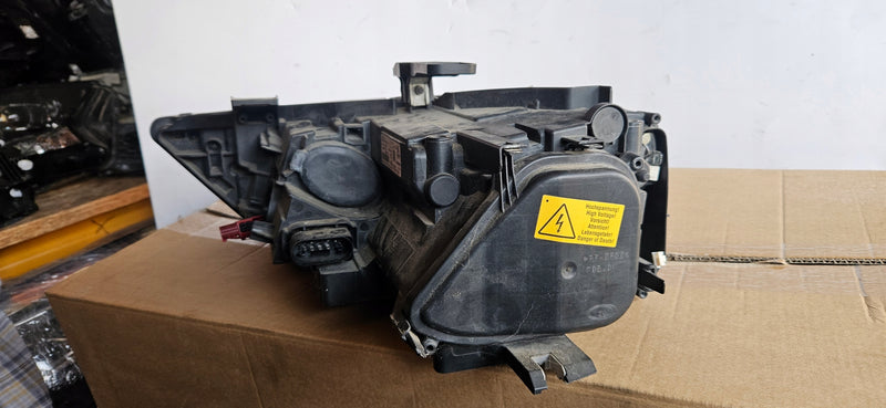 8U0941032 Pr xenon skrętny LED Audi Q3 2013r przed liftem IDEAŁ