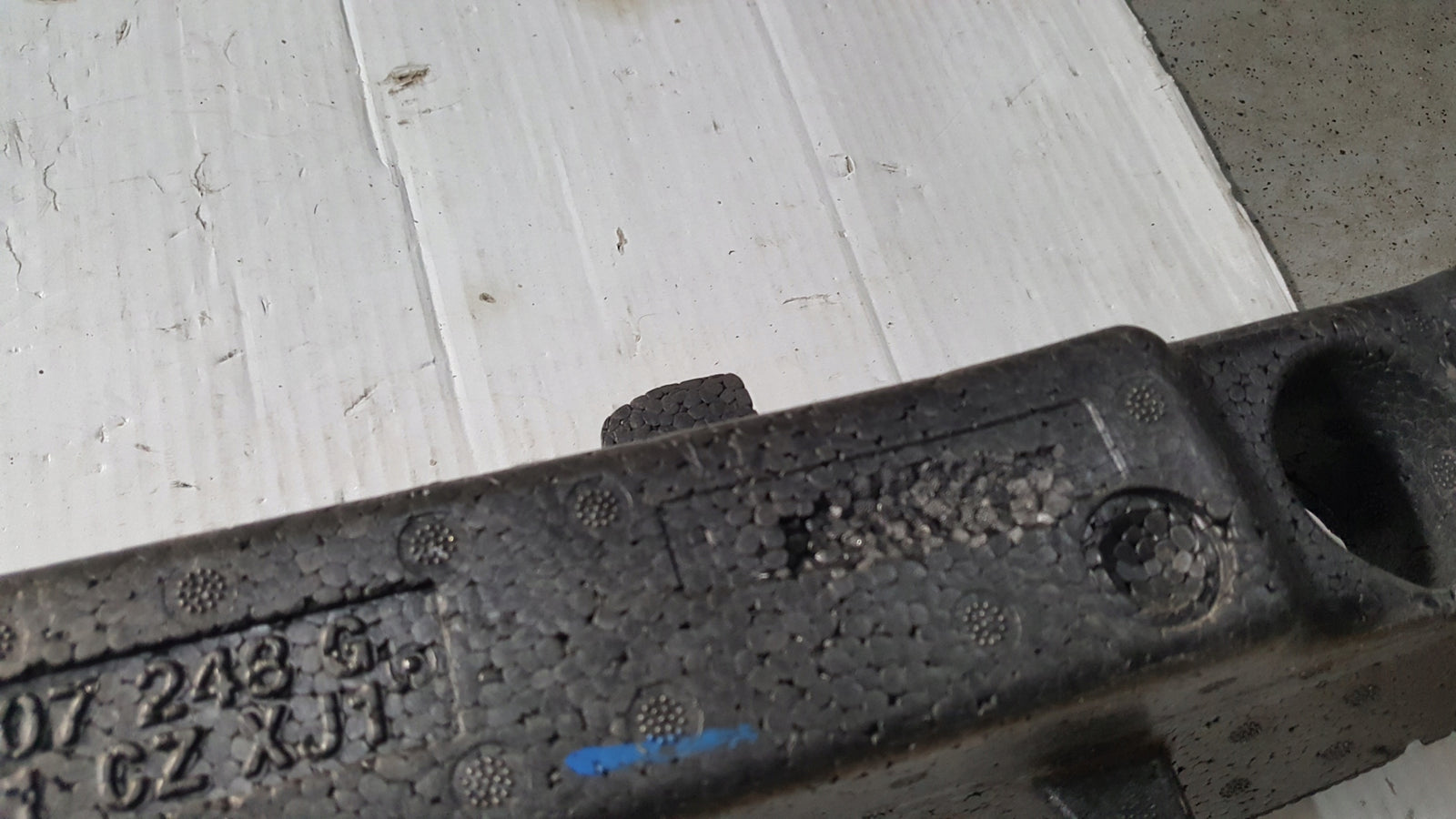 Absorber zderzaka przedniego VW GOLF VII 5G0807248G demontaż