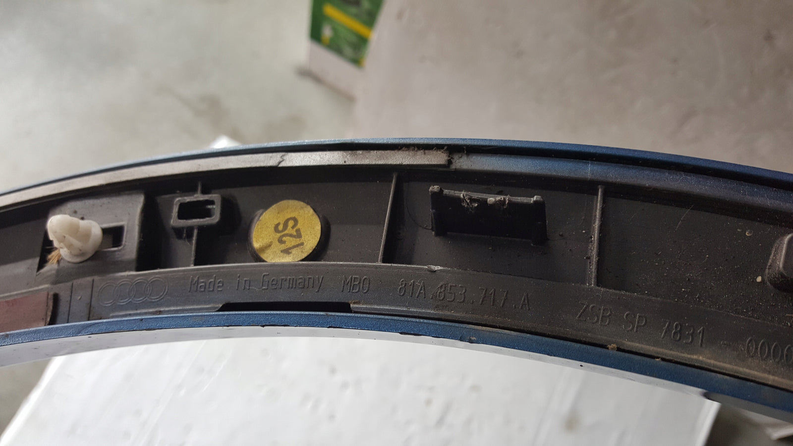 Listwa błotnika lewy przód AUDI Q2 81A853717A