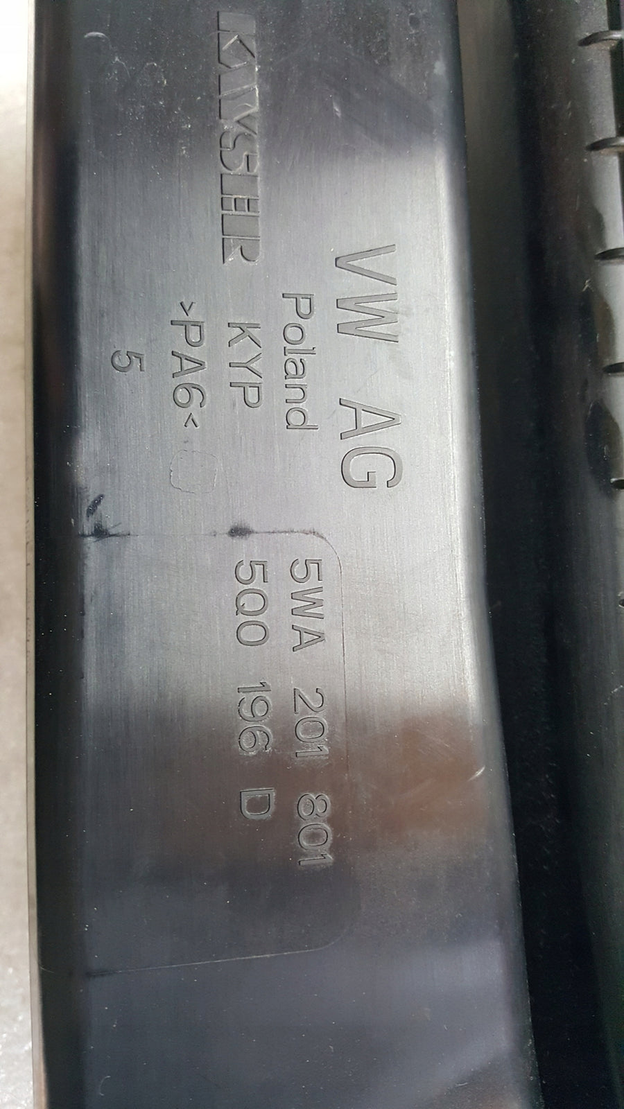 Filtr węglowy VW AUDI SEAT SKODA 5WA201801 demontaż