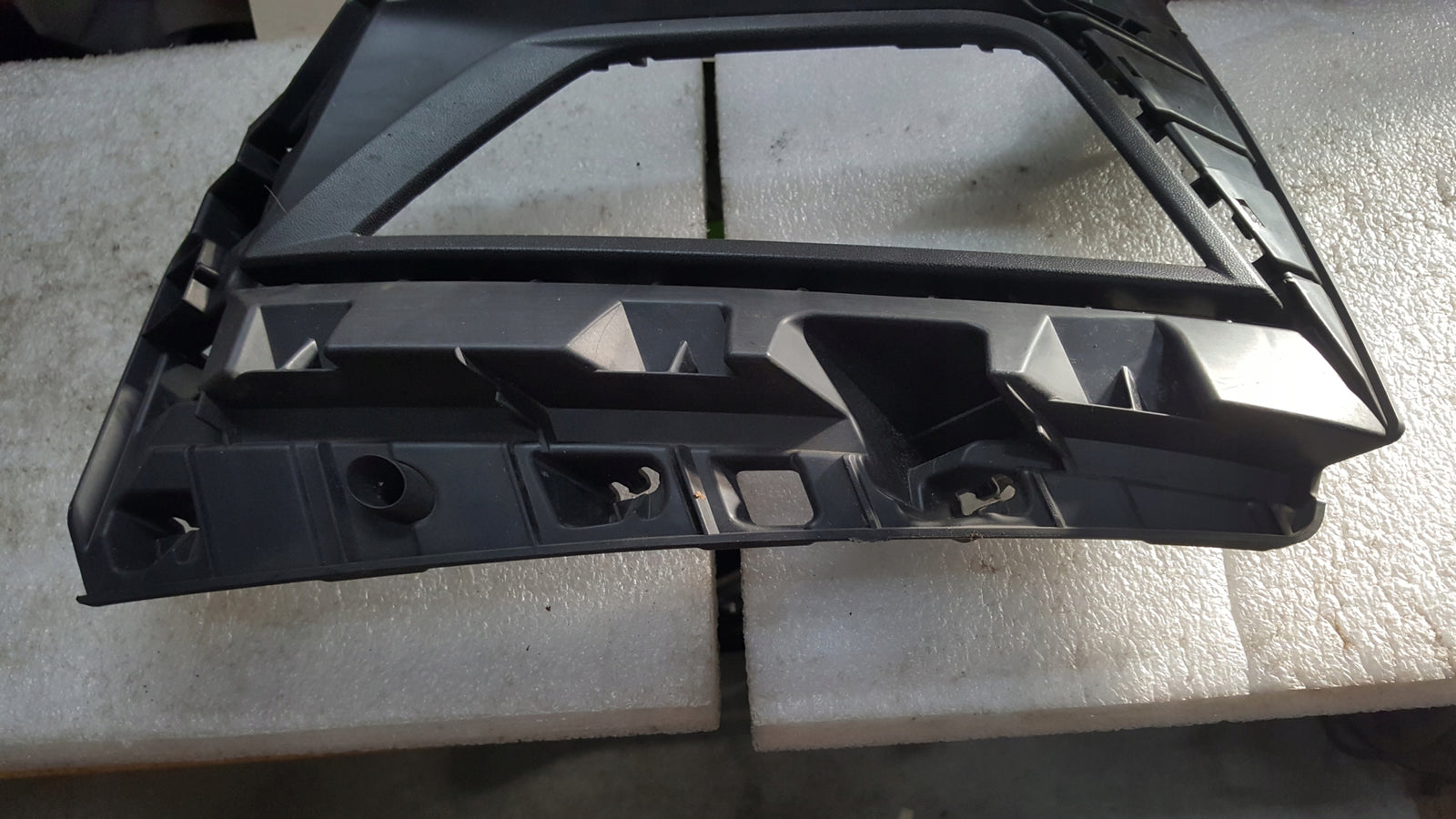 Kratka ramka halogenu lewa VW POLO 2G0853665G demontaż