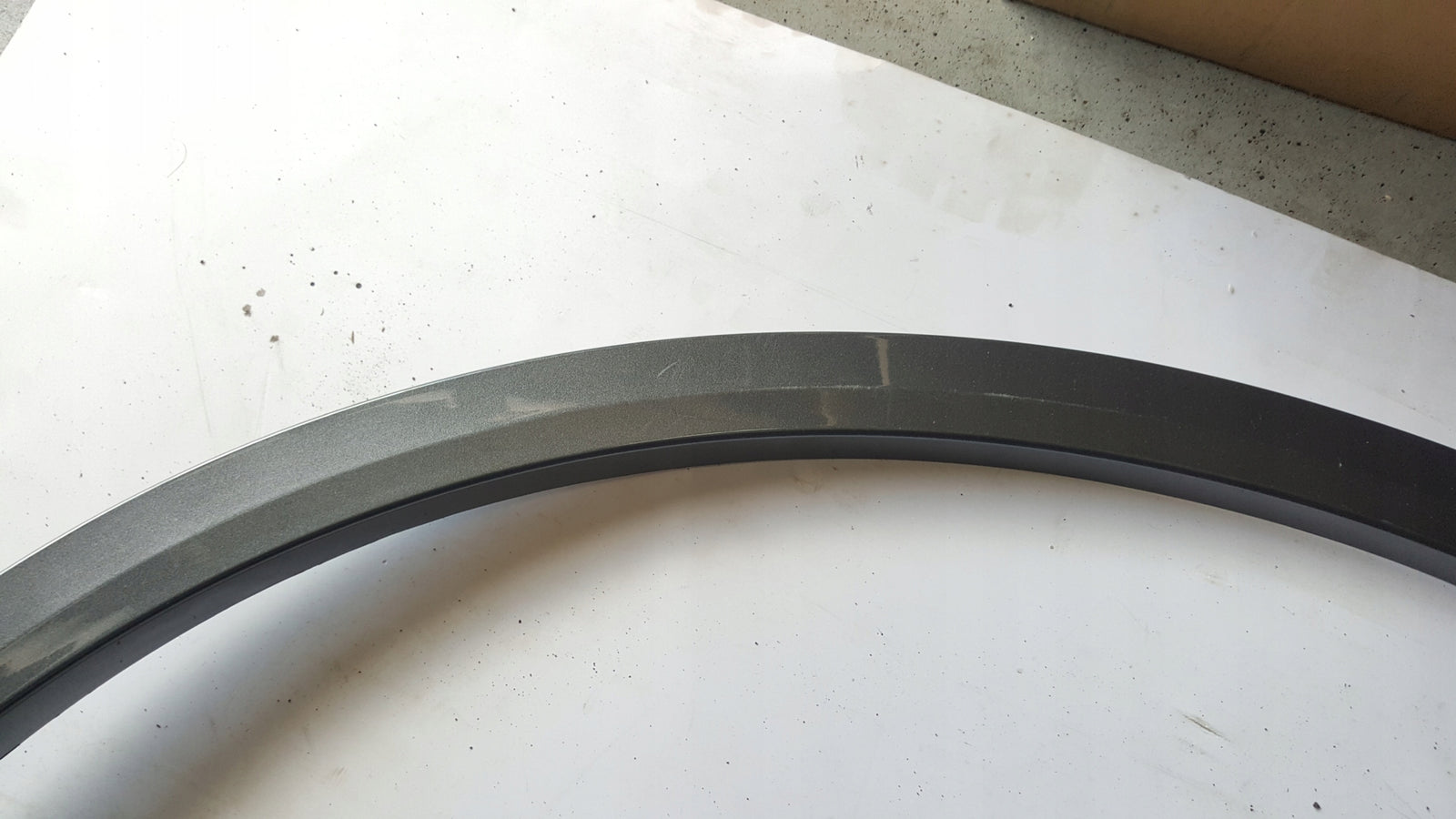 Listwa błotnika prawy przód VW TOUAREG 3 760853718A demontaż