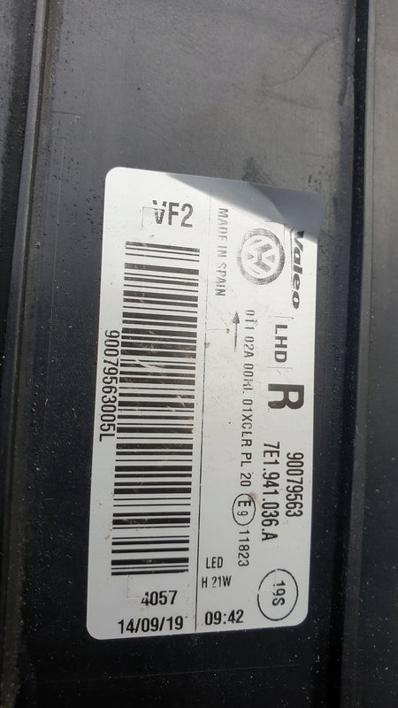 Pr FUL LED Vw Multivan T6 7E1941036A demontaż