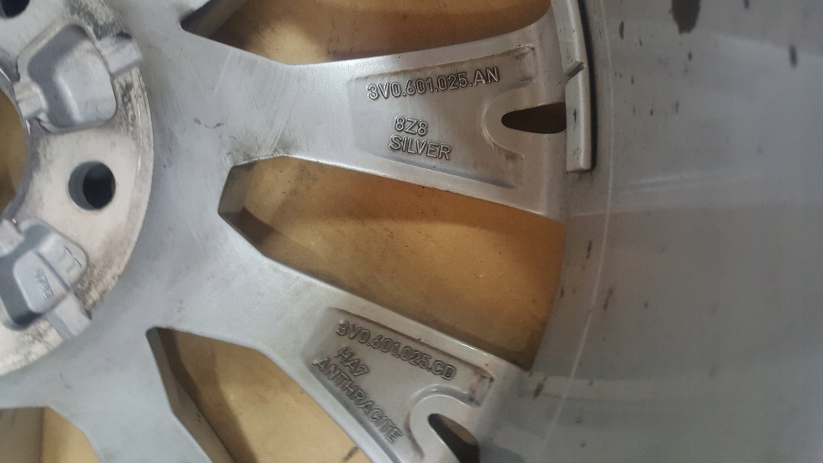 SKODA SUPERB III 8x18 ET44 5x112 3V0601025AN 3V0601025CD