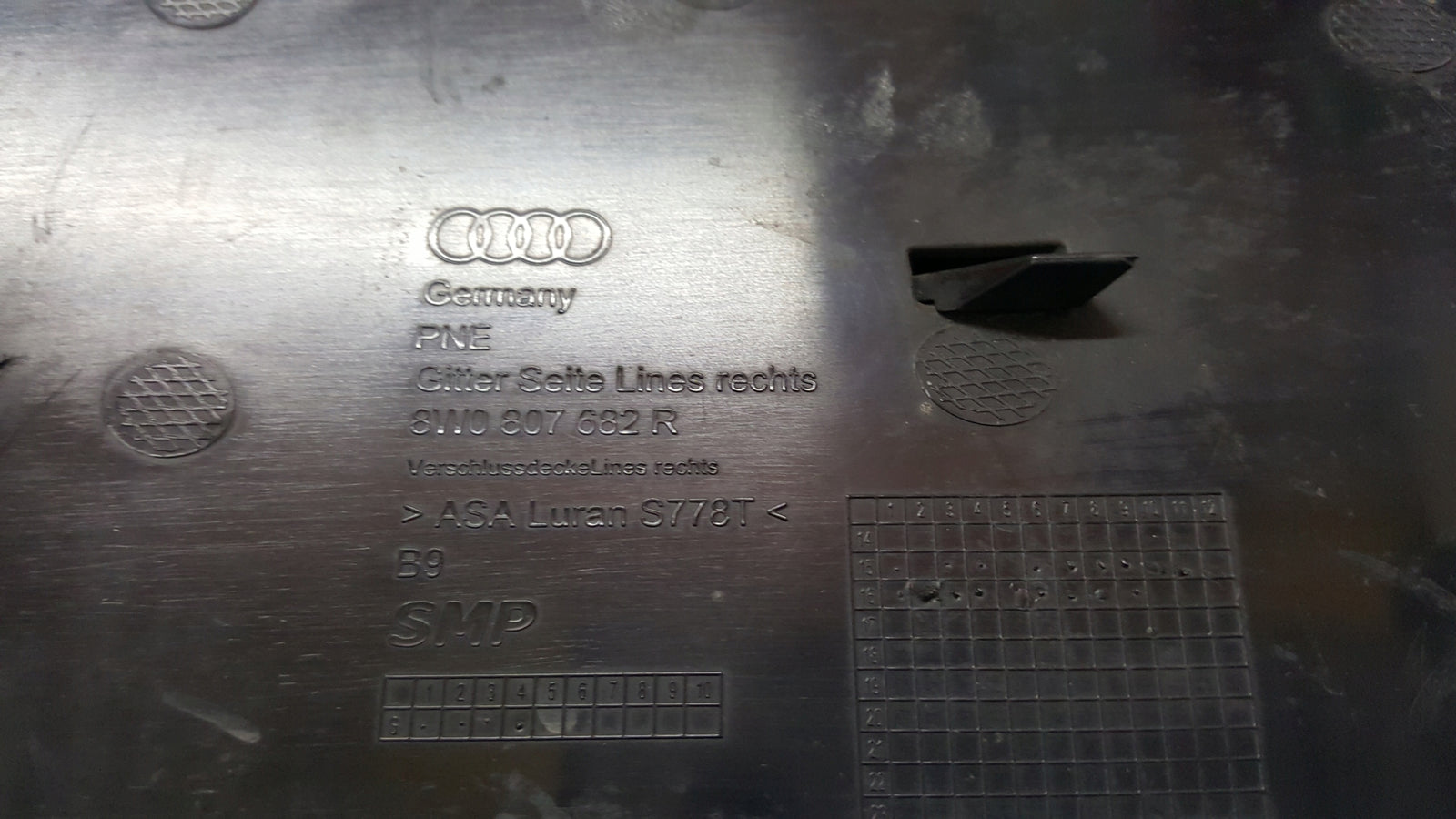 Kratka zderzaka przedniego prawa strona AUDI A4 (B9) 8W0807682R demontaż