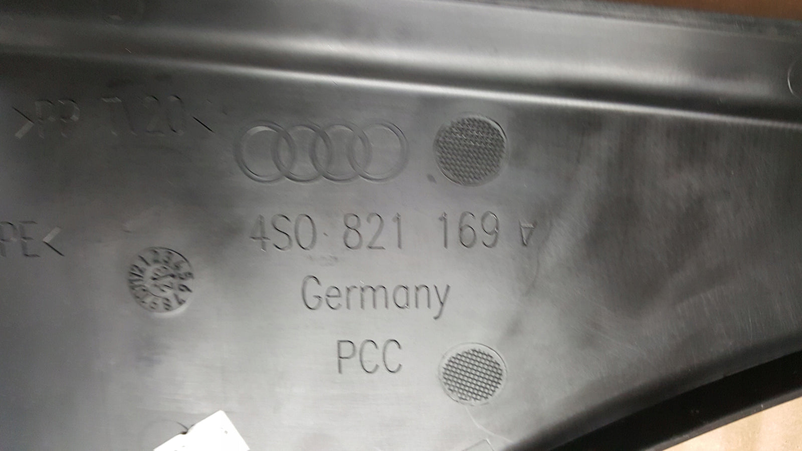 Audi R8 4S0 osłona zamka na pas lewa przód 4S0821169 ORYGINAŁ